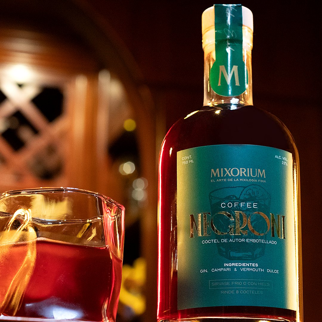 Detalle de la etiqueta de Coffee Negroni, con la M de Mixorium en el sello