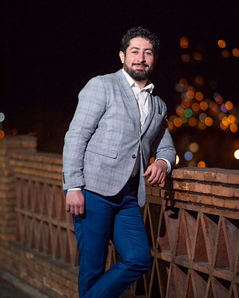 Jonathan Jaramillo, fundador de Mixorium, sonriendo y apoyado en un muro de ladrillo de noche